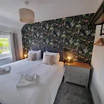 Headley House By Cliftonvalley *