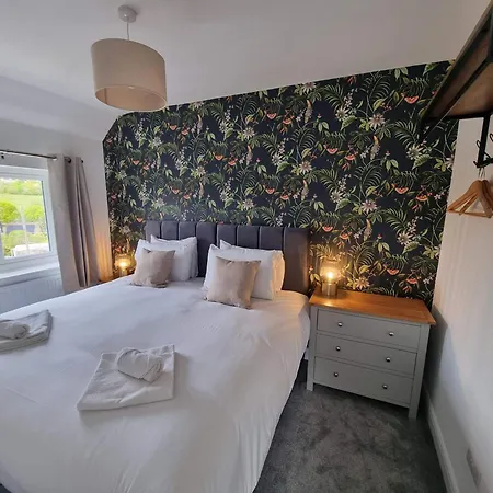 Headley House By Cliftonvalley *